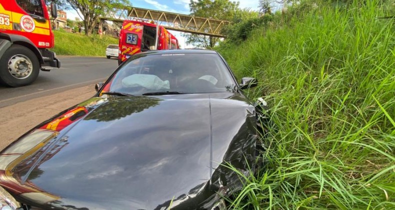 Carro fica sem freio e acerta outro veículo em Pinhalzinho.