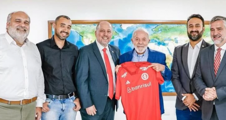 Comitiva colorada entrega camisa do Inter ao presidente Lula.