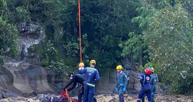 Corpo de homem desaparecido em Maravilha é encontrado preso em galhos dentro de rio.