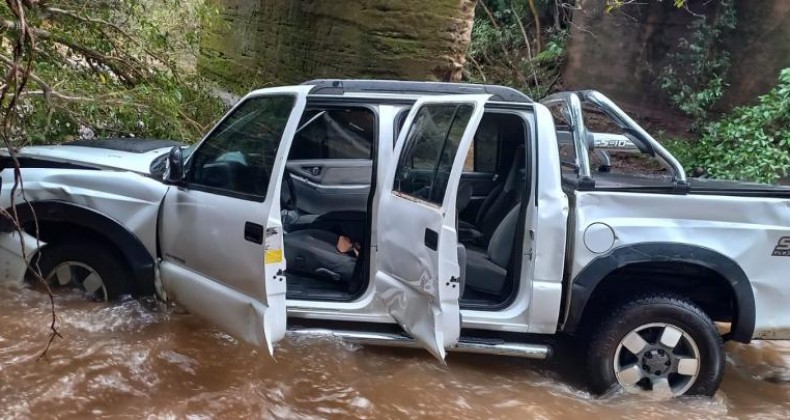 Mãe e filha ficam feridas após caminhonete cair de ponte no Oeste.