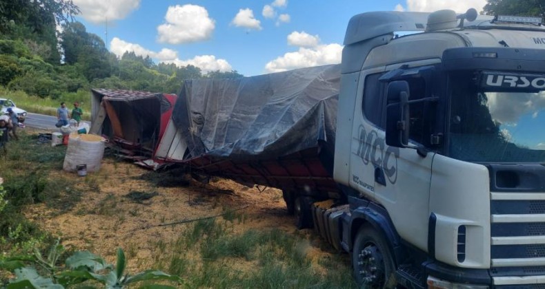 Motorista de 28 anos sai ileso após caminhão tombar em Abelardo Luz.