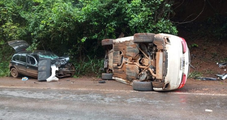 Volante “trava” e Clio colide em BMW na BR-282.