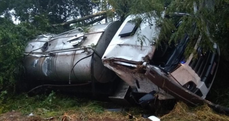 Caminhão ocupado por três pessoas sai da pista e capota na SC-157.