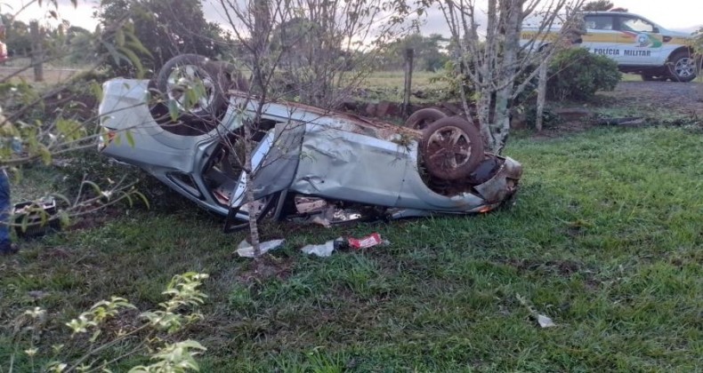 Carro capota após sair da pista no Oeste de SC