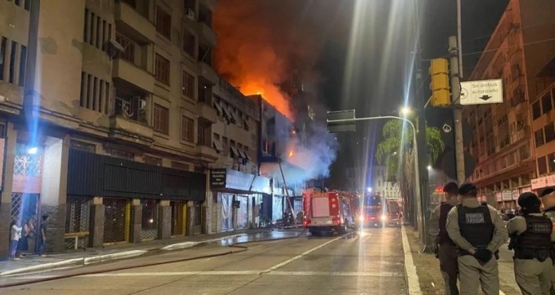 Dez pessoas morrem após incêndio atingir pousada no RS.