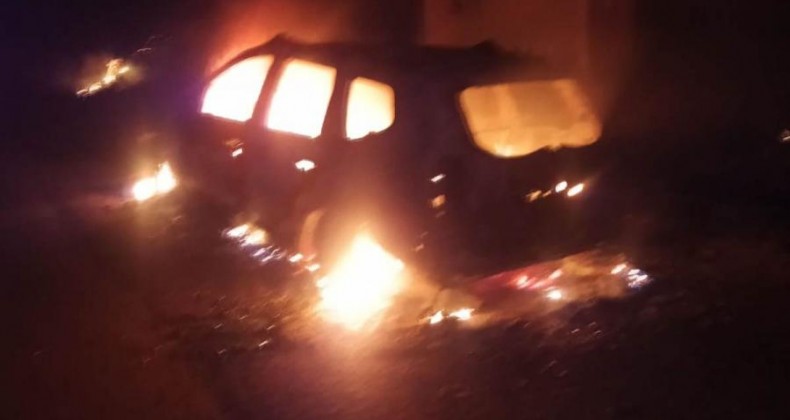 Dono de veículo sofre queimaduras ao ter carro destruído por incêndio.