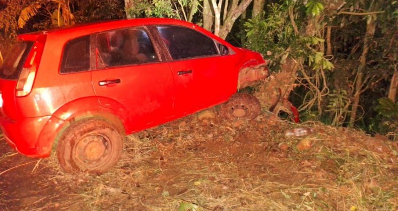 Família sofre acidente de carro durante a madrugada no Oeste.