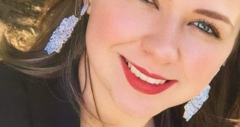 Jovem de 28 anos morre eletrocutada durante corte de grama.