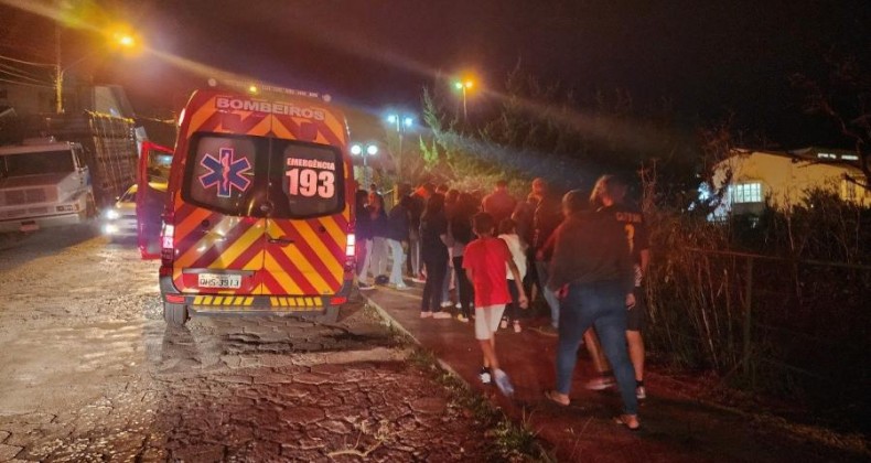 Jovem é resgatado inconsciente após carro sair da pista e cair em rio.