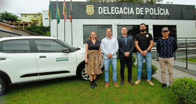 Polícia Civil recebe a doação de viatura no município de Saudades.