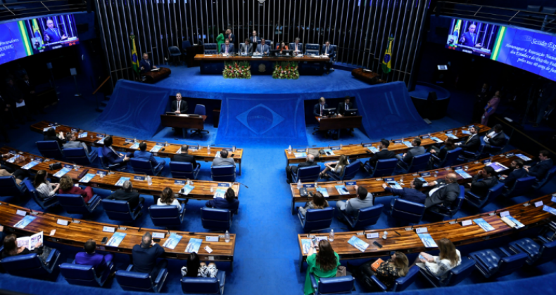 Senado aprova isenção de IR para quem ganha até dois salários mínimos.
