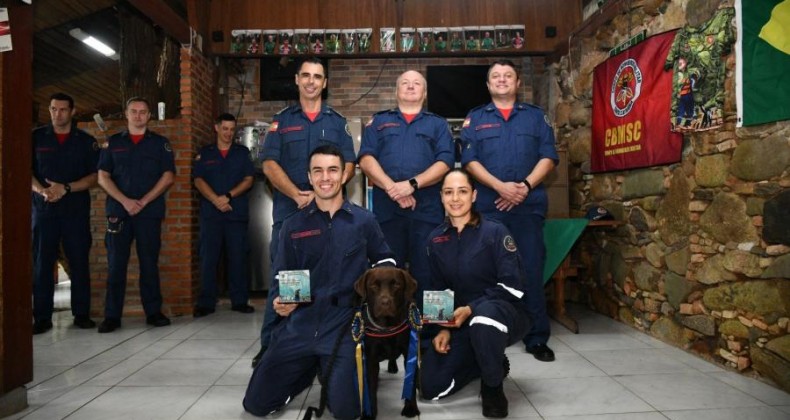 Soldado e labradora conquistam certificação de busca e resgate.