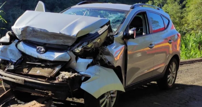 Veículo colide em caminhão de pavimentadora na SC 160 em Modelo.