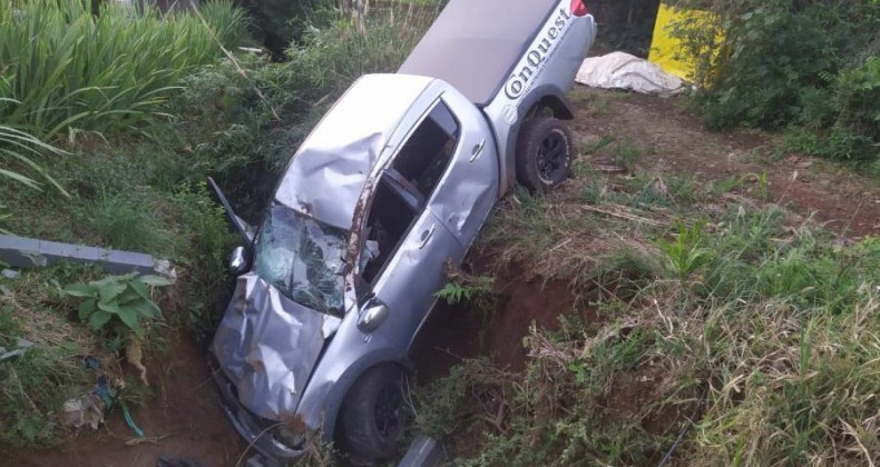 Caminhonete ocupada por quatro pessoas sai da pista em Xanxerê.