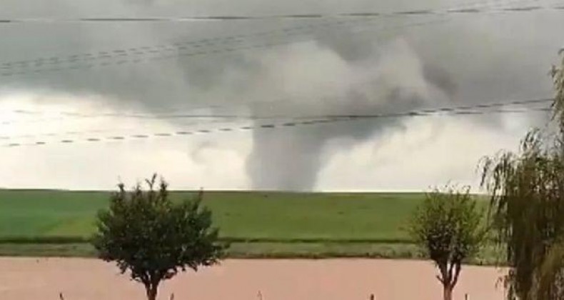 Em meio à tragédia das chuvas, RS registra formação de tornado.