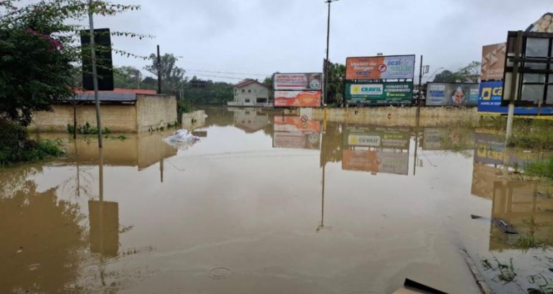 Fortes chuvas já afetam mais de 900 pessoas em SC.