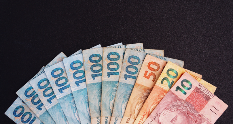 Governo mantém previsão do salário mínimo de R$ 1.502 para 2025.