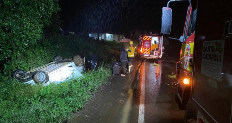 Jovem fica ilesa ao sair da pista e capotar veículo na SC-464.