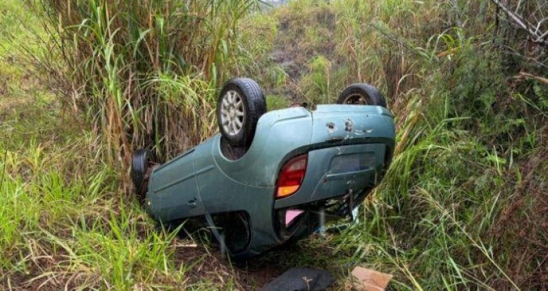Veículo furtado no centro de São Miguel do Oeste sai da pista na SC-492.