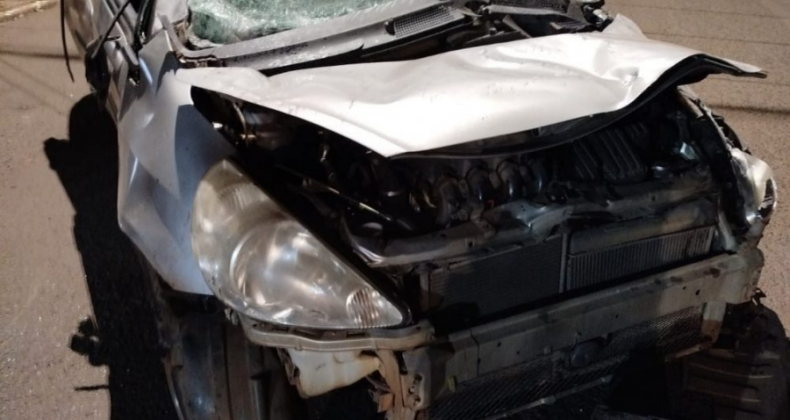 Carro capota e mulher perde a vida no Centro de Maravilha