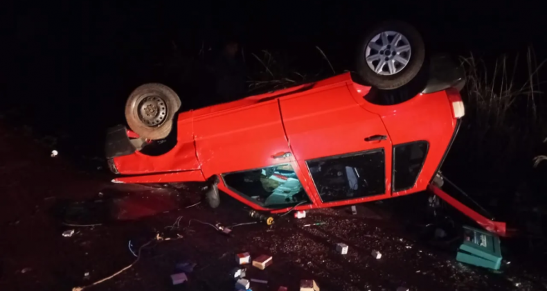 Carro sai da pista e capota na Br 282 em Pinhalzinho