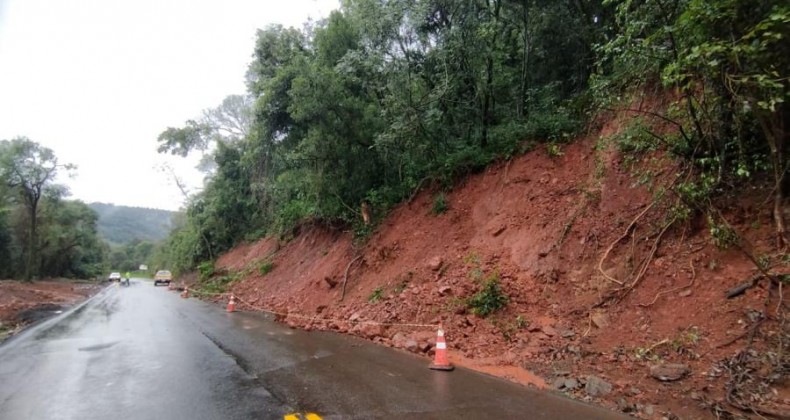 Deslizamento de terra compromete trânsito na SC-155.