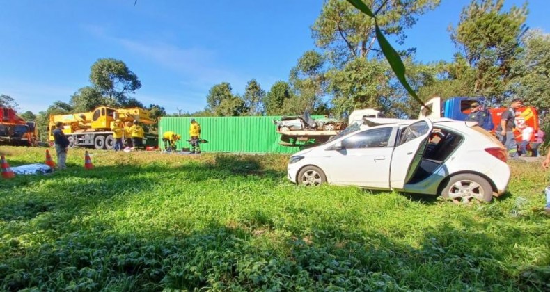 Dois morrem após caminhão tombar e esmagar veículo na BR-470.