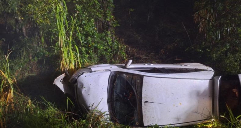 Mulheres saem ilesas após carro capotar e cair em ribanceira na BR-163.