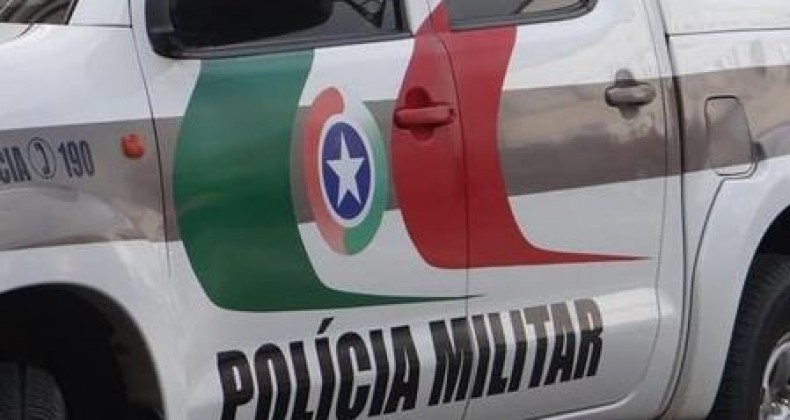 Homem é encontrado caído na rua, com ferimentos causados por faca
