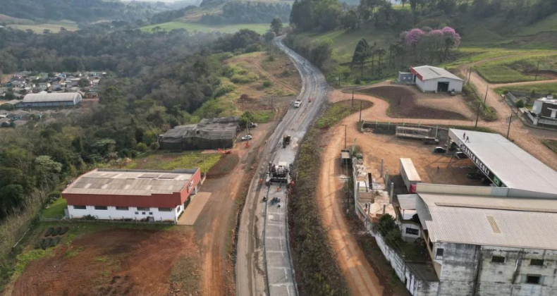 Trecho da SC 160 de Modelo a Serra Alta recebe camada de concreto