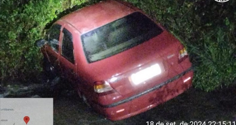 Automóvel sai da pista e cai em rio no Meio-Oeste