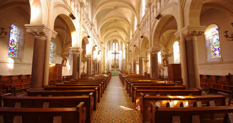 Idosa é proibida de frequentar igreja por dívida de dízimo em SC