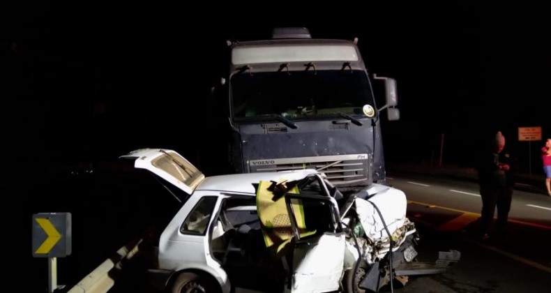 Mulher morre em grave colisão entre carro e carreta na SC-157
