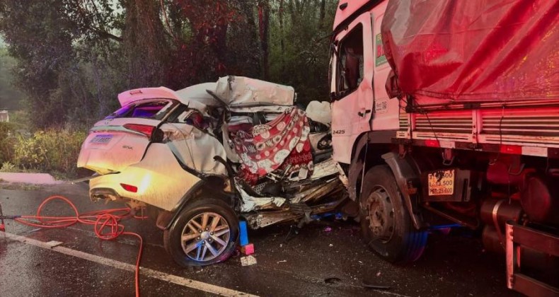 Oeste: Duas pessoas morrem após colisão na BR 153