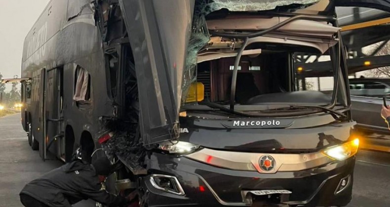 Ônibus da dupla João Neto & Frederico se envolve em acidente em MG