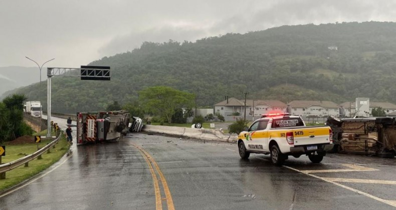 Cegonha carregada tomba entre Chapecó e Nonoai