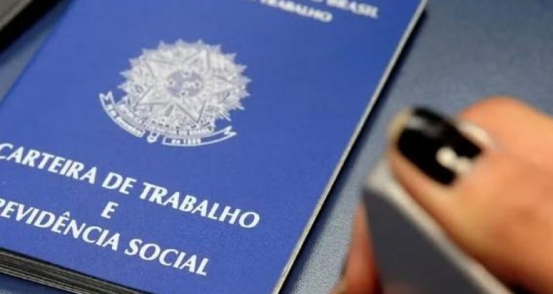 Desemprego cai a 6,4% no trimestre, diz IBGE