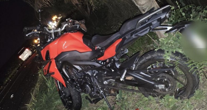 Motociclista vai parar em cima de carro após colisão traseira na SC-283