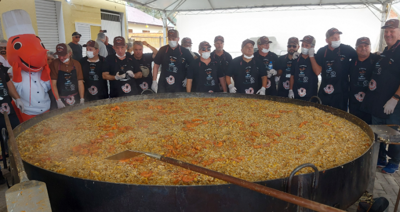 Risoto de camarão de 1,5 tonelada é destaque em festival catarinense