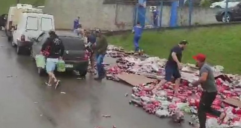 Saqueadores pegam Coca-Cola que caiu de caminhão