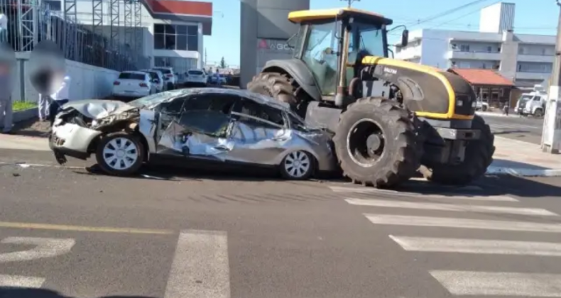 Trator desgovernado colide com carro estacionado em São Miguel do Oeste
