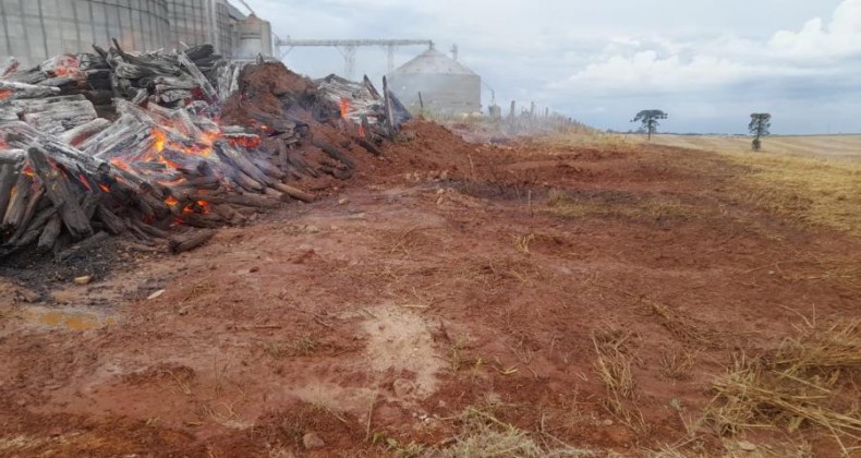 Bombeiros realizam combate de incêndio em depósito de lenha no Oeste