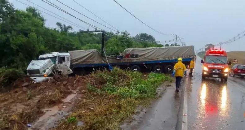 Carreta sai da pista e colide em poste de energia elétrica na SC-163
