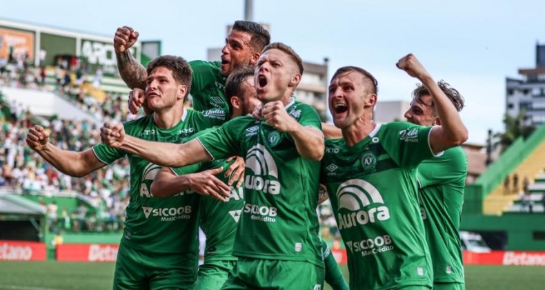 Chapecoense vence Coritiba de virada e garante permanência na Série B