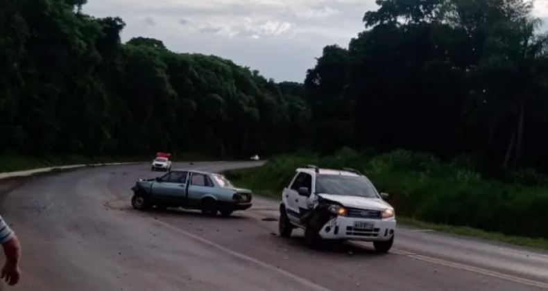 Idoso é ejetado para fora do veículo em acidente em Pinhalzinho