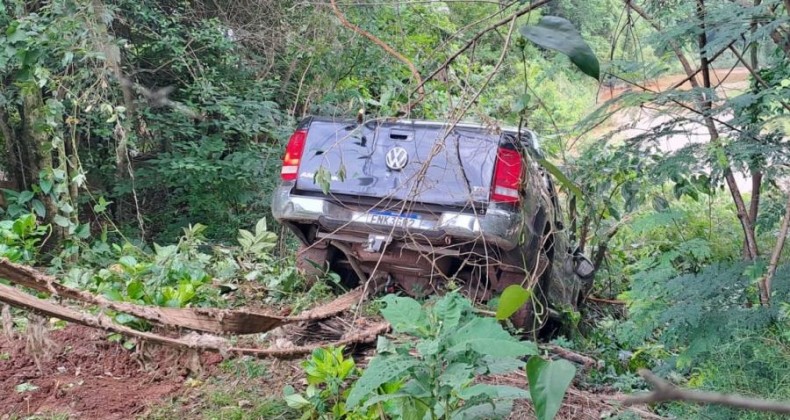 Motorista pula de Amarok 'recheada' de drogas no Oeste