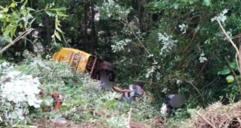 Ônibus escolar cai em ribanceira no Oeste de SC