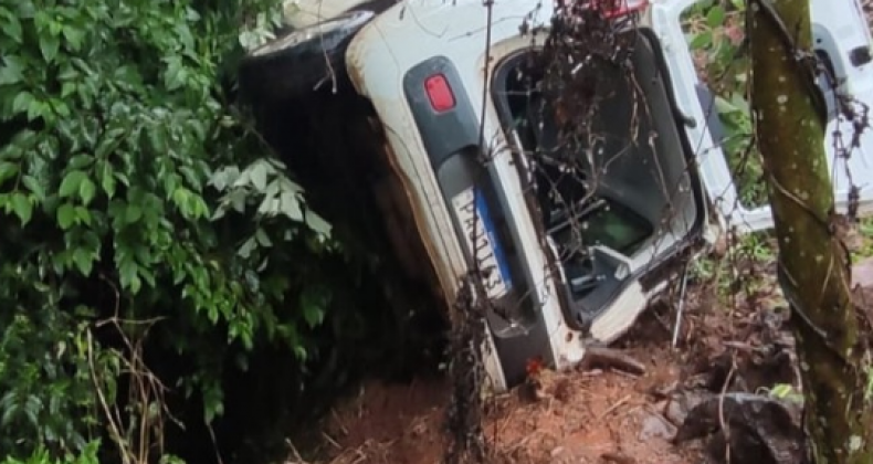 Saída de pista seguida de capotamento de veículo é registrado em Modelo