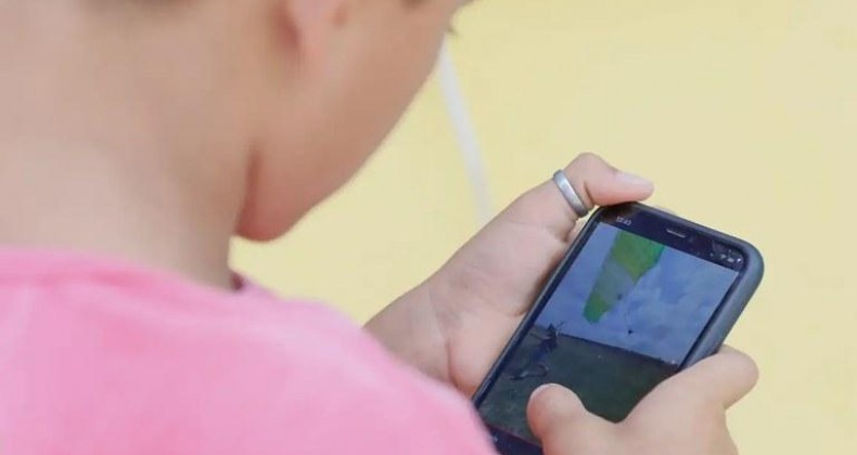 Aprovado projeto para restringir uso de celular em escolas