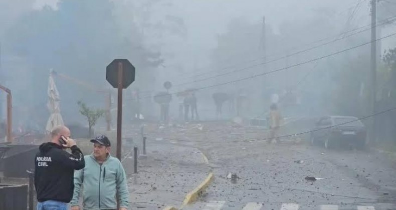 Avião cai em cima de loja em Gramado